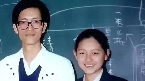 大S高中老师晒出与其合影