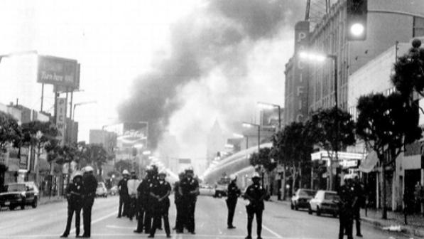 洛杉矶街头再现催泪瓦斯：33年后，历史为何重演？