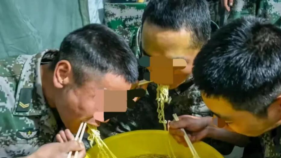 搞完体能训练，用黄脸盆泡面，9个战友围着吃才香