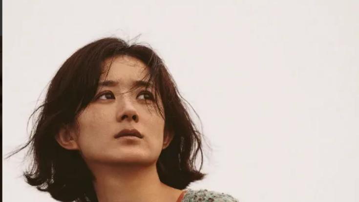 67岁冯小刚再创有时！低老本新片逆袭《哪吒2》，三天票房破亿后边藏感人本事】