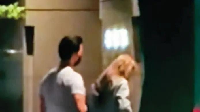 蔡依林前男友新恋情疑似曝光，戴口罩和女友逛超市，举止亲密