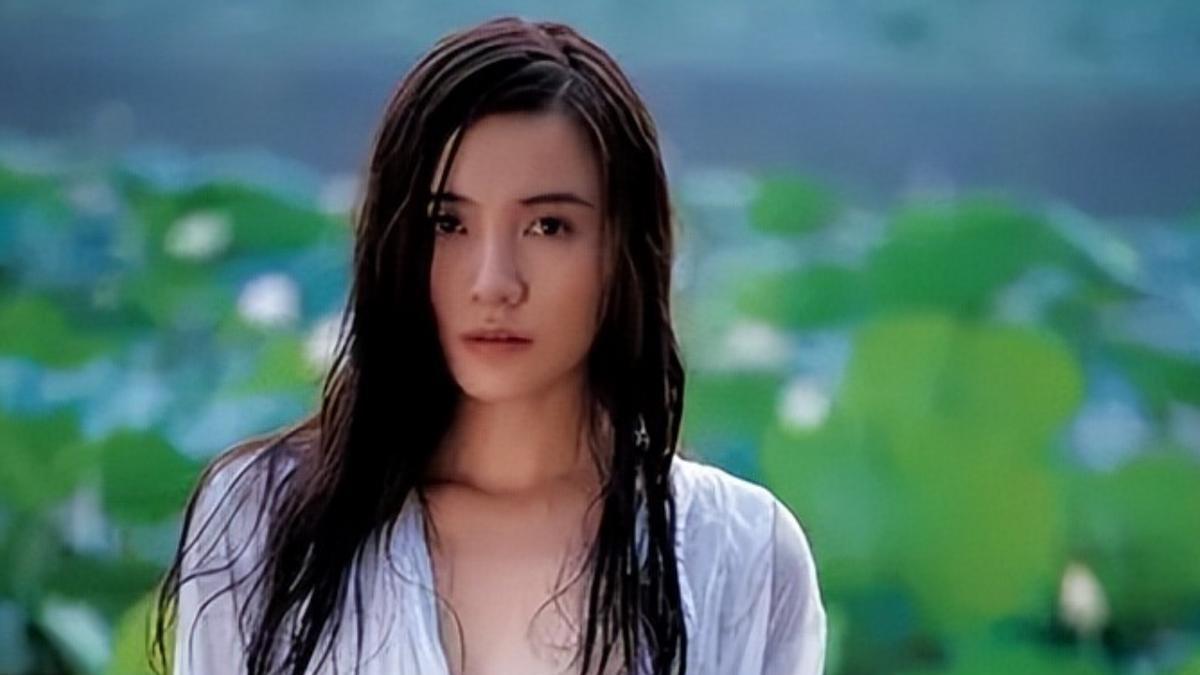 宋佳：从“吊带女神”到实力派演员，45岁人生的演艺与情感之路