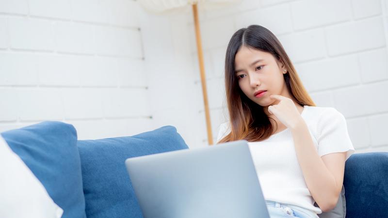 我伺候妈妈5年，房子拆迁弟弟和弟媳妇冒出来，妈妈把钱给了我