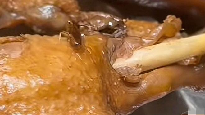 重庆荣昌卤鹅店"双雷"事件：食品卫生与反向抹零背后的消费信任危机