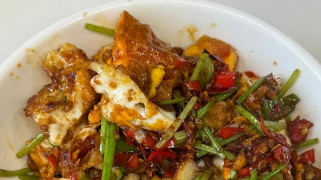 下饭菜之王：香辣泡椒炒荷包蛋，简单做法引爆味蕾！