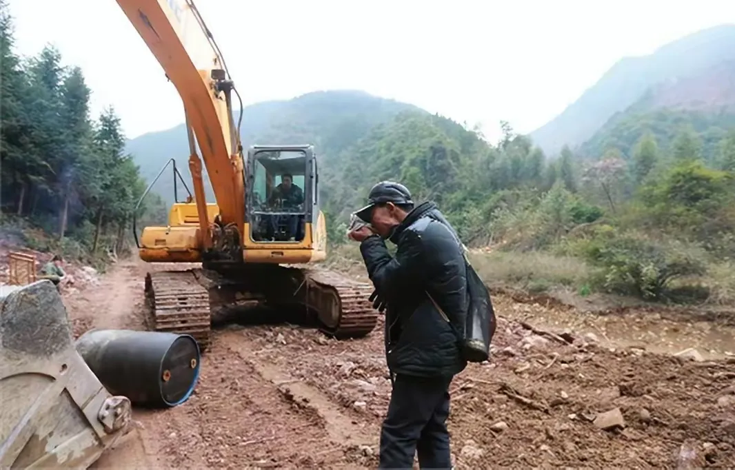 广西一农民确诊肝癌晚期，谁料他竟把17万救命钱拿去修路，为此还借款8万：有生之年我一定要把路修好！