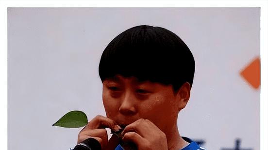 14年前，那个当众承诺成名后绝不抛弃糟糠妻的他，履行承诺了吗？