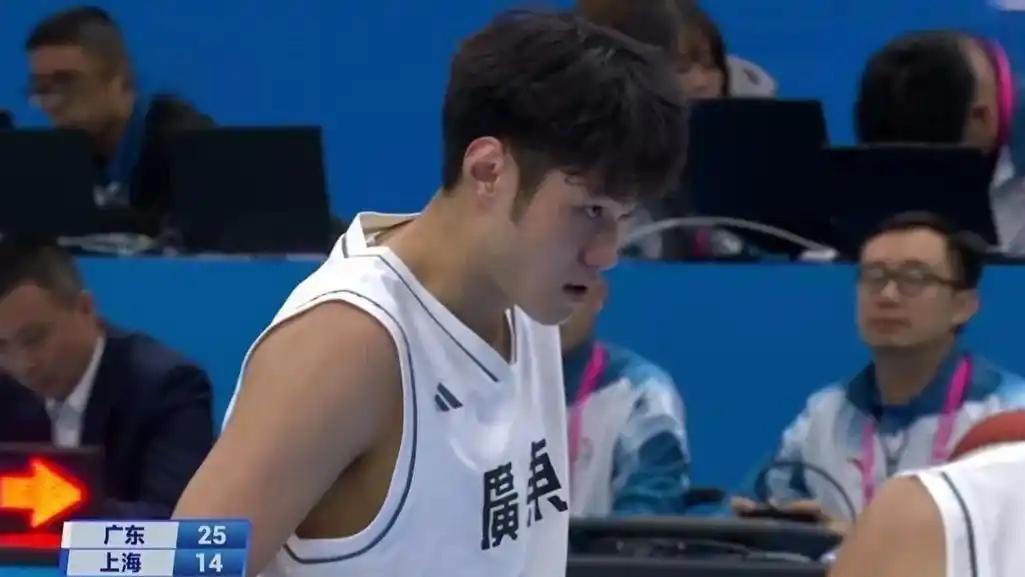 广东34分大胜上海！徐昕12分钟砍11+5，黄明依12分，杜锋点赞