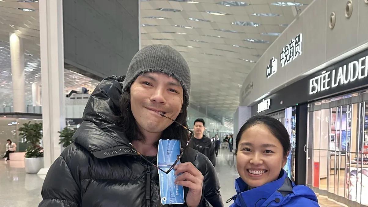 向佐机场素颜撞脸直播“扮丑”？流量焦虑下的娱乐圈何去何从？