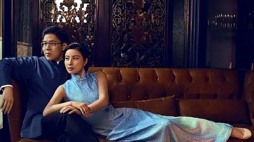 被郭晶晶惊艳到了，穿蓝色旗袍依偎在老公怀里，美得像是画中人