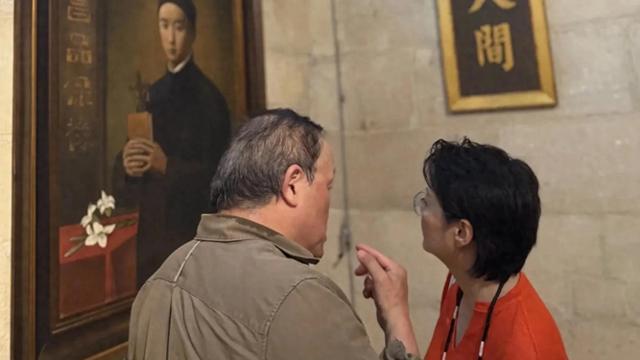 袁立参观巴黎圣母院，和老公梁太平同框