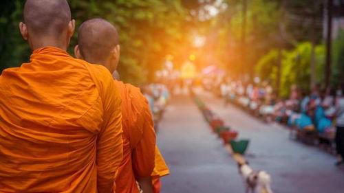 一个人，能在这三件事上保持低调，说明他相当厉害，也很成熟