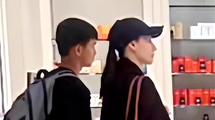 梁洛施携15岁李长治现身：儿子外貌继承爸妈优点，隐约像爷爷李嘉诚
