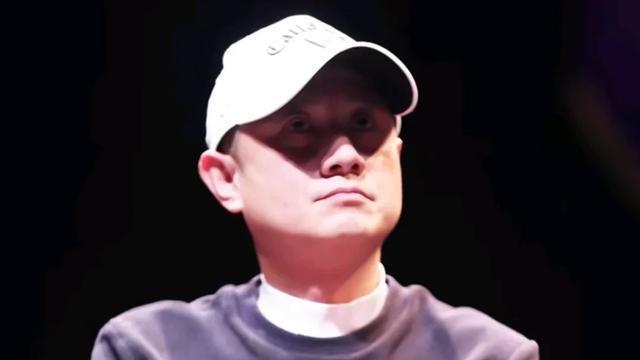 文章和倪妮同框，精心戴了耳钉和戒指，气质温柔了不少