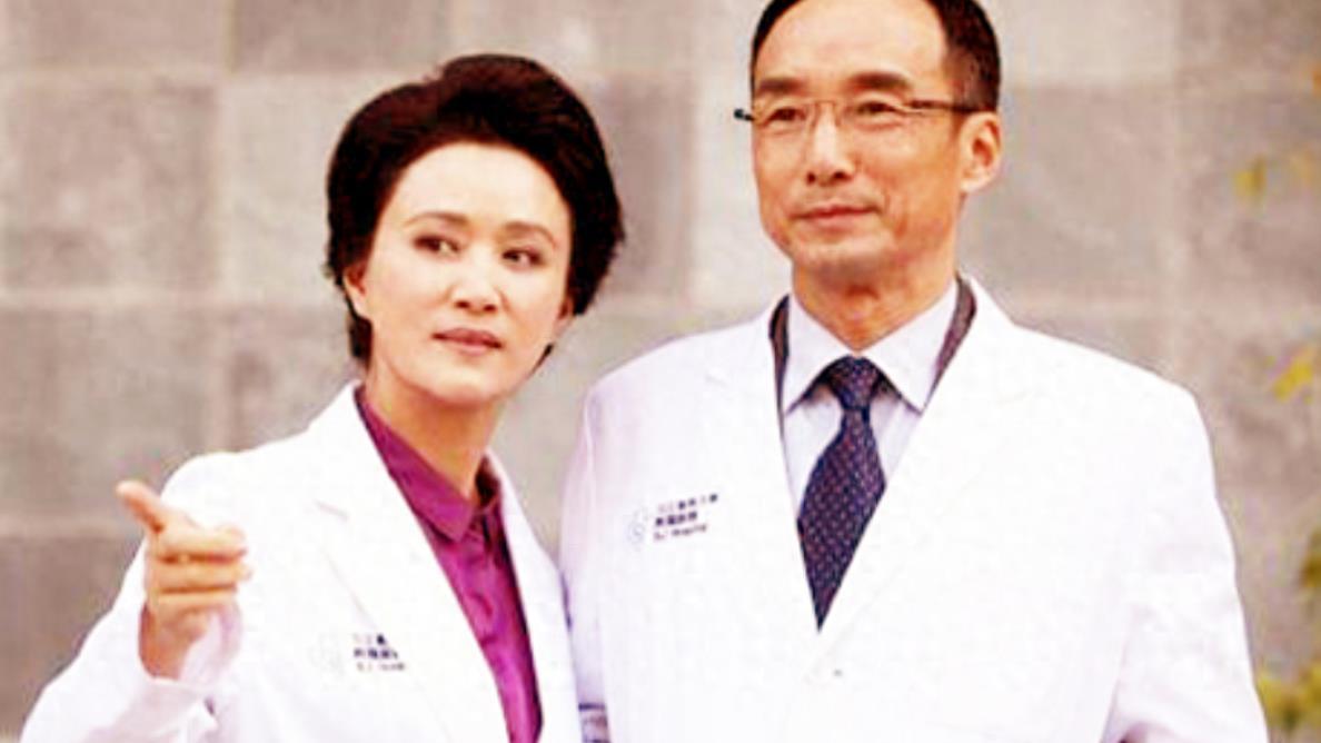 演员施京明：娶圈外妻生一子，为孙女苦学英语，如今67岁怎样了？