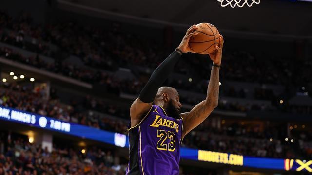詹姆斯你太强了，40岁后依旧霸道，书写NBA绝无仅有的纪录