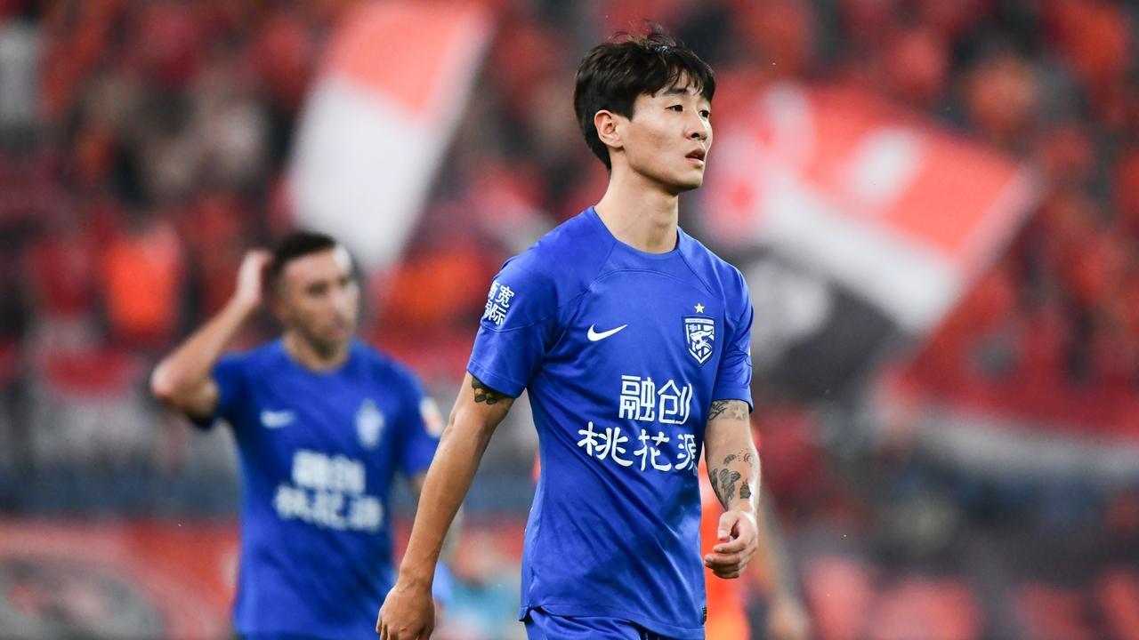 韦世豪当年离开鲁能，专业人士称符合规定，双方就是利益之争