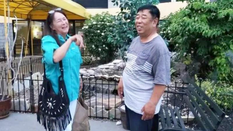 退休大爷拆迁致富，为娶52岁漂亮大妈愿付10万彩礼！