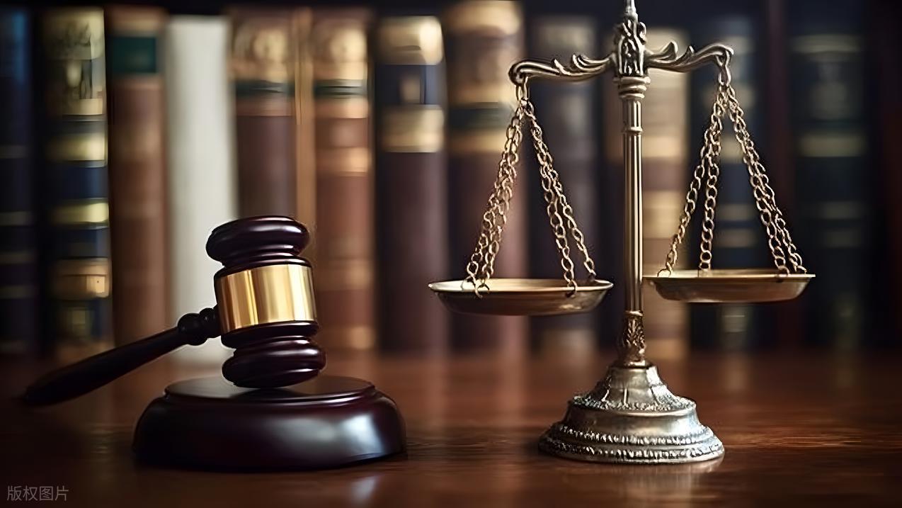 母女频高空抛物引恐慌，邻居出门戴头盔，律师：未伤人亦可能获刑