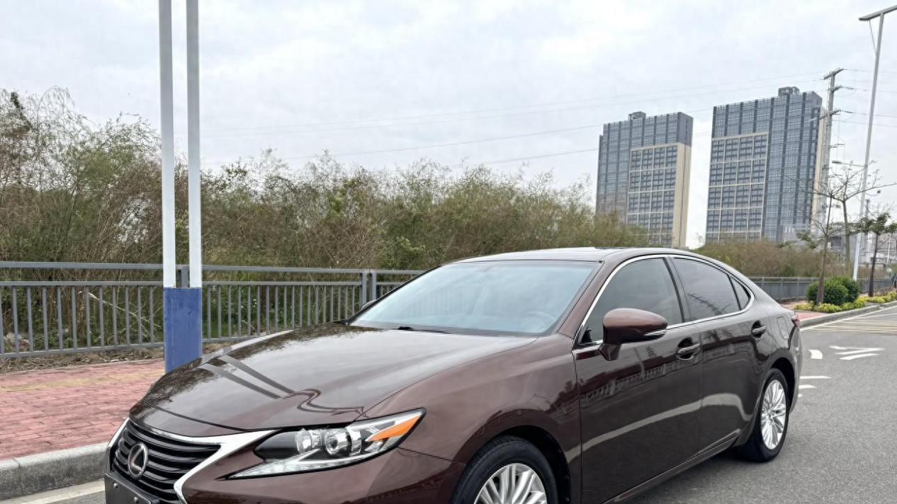 11万体验雷克萨斯ES的舒适，2015款咖啡色ES200值得入手吗？