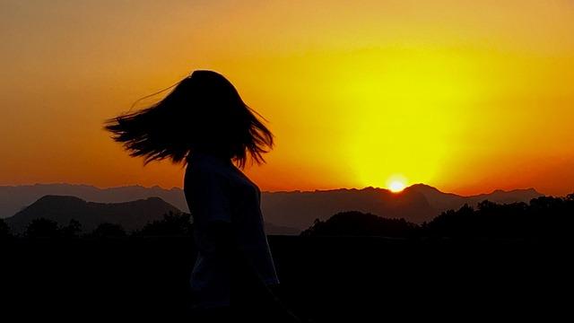 累了就看看夕阳吧！这12句文案，治愈了我所有的不开心