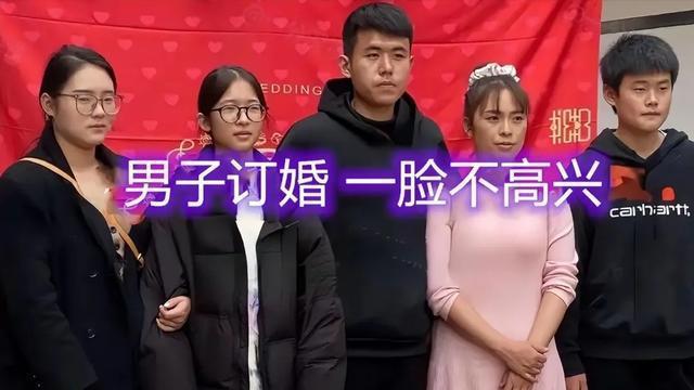 云南一男子订婚新娘长得又黑又老跟实际年龄不符差点以为是岳母