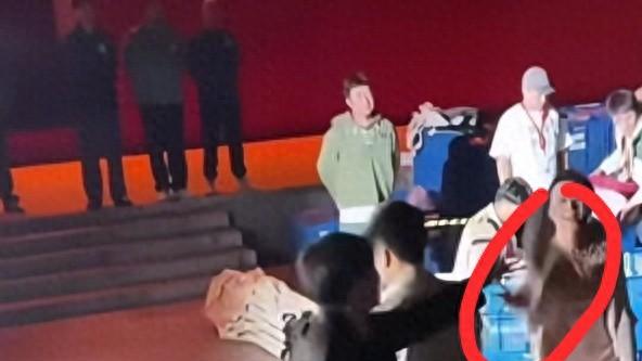 惊险！董宇辉直播后遭不明物体袭击，现场视频曝光！