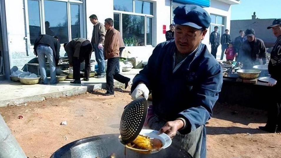 东北农村酒席满桌美味，随礼只要50背后的秘密