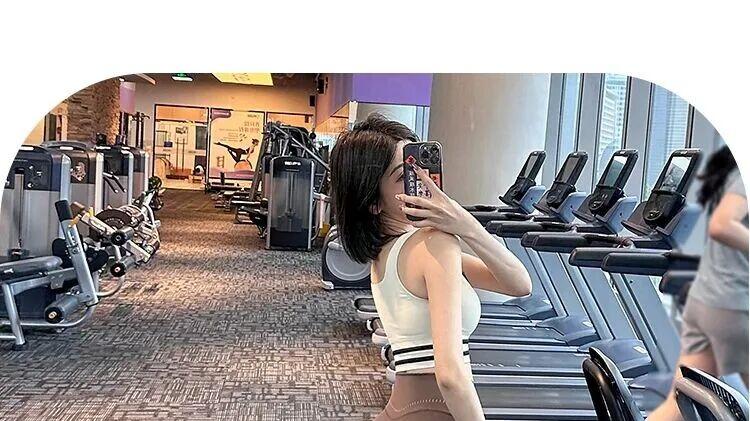 健身房天花板！瑜伽裤蜜桃小姐姐，力量与美丽完美结合