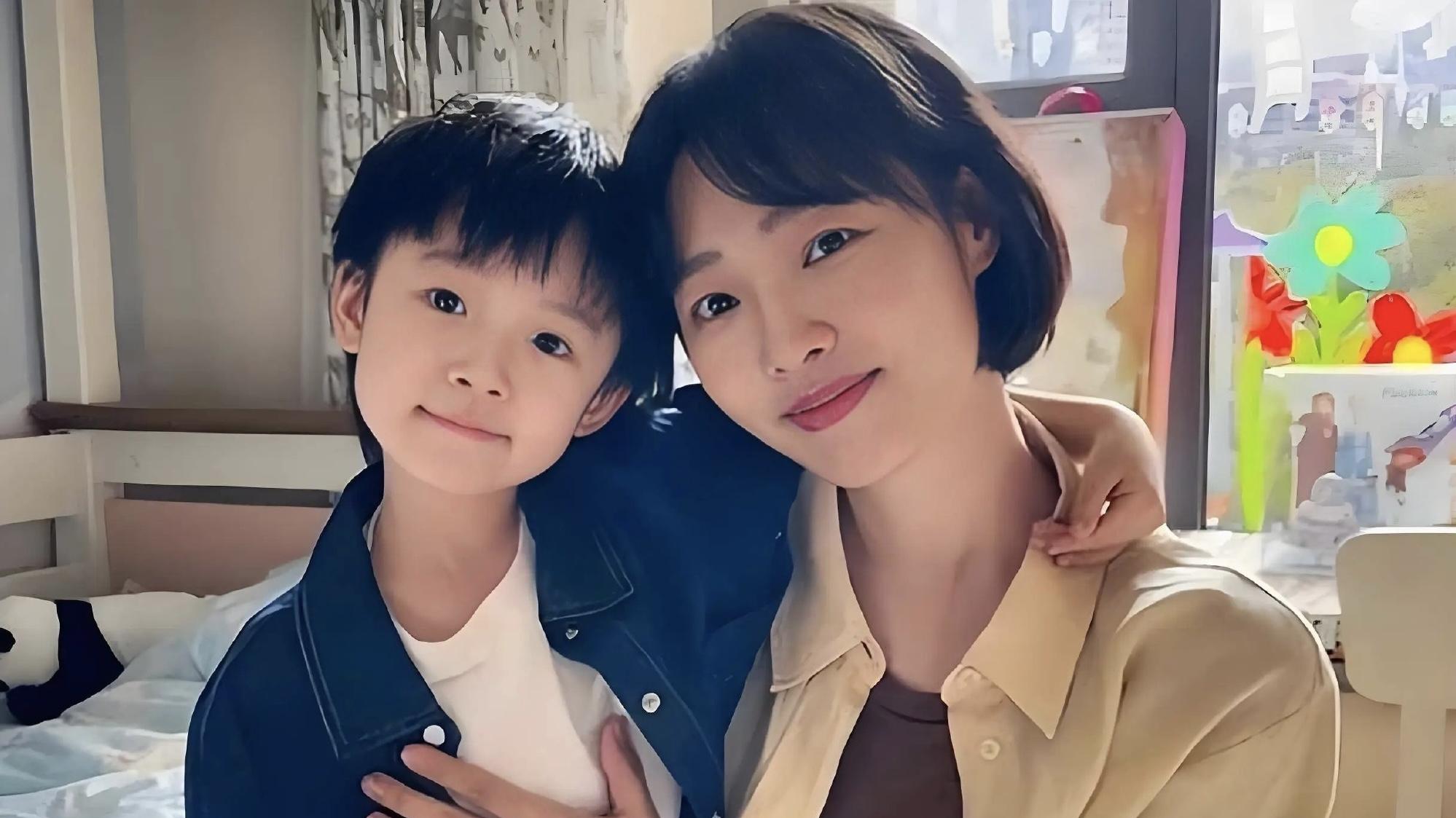 白百何携两子低调现身机场，背后隐藏何种家庭新动态？