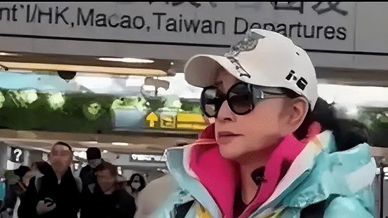 63岁蔡明拍节目在丽江闲逛，脸部拉胯表情僵硬，疑似医美过度反弹