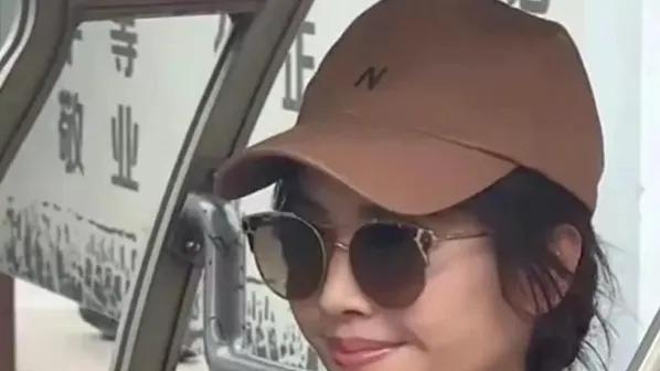 45 岁蔡依林现身巴黎时装周，路人镜头下嫩如 25 岁，姜黄丝袜太抢镜！