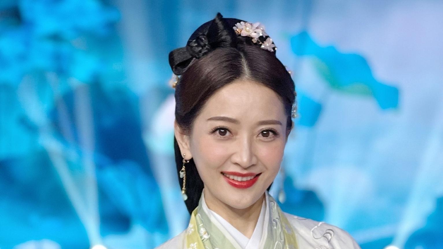 她是央视女神级主持人，颜值不输李思思，40岁生女，今成财经一姐