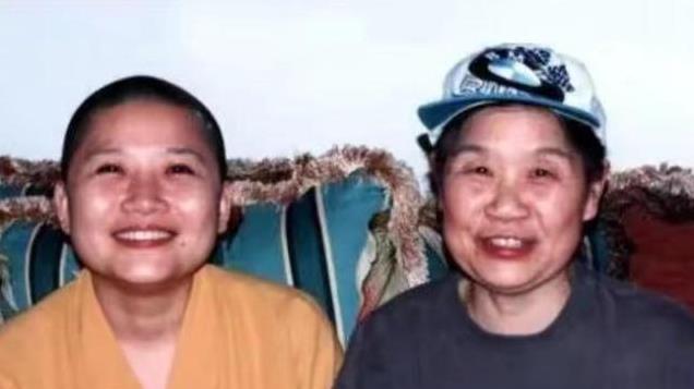 歌手李娜出家25年，孤独老母亲的坚守与陪伴令人泪目