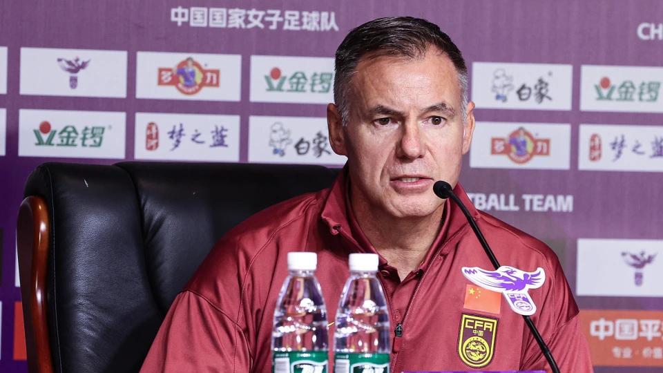 女足8球惨败洋帅遭问责，毫无执教履历又来骗钱？球迷呼吁找回水庆霞