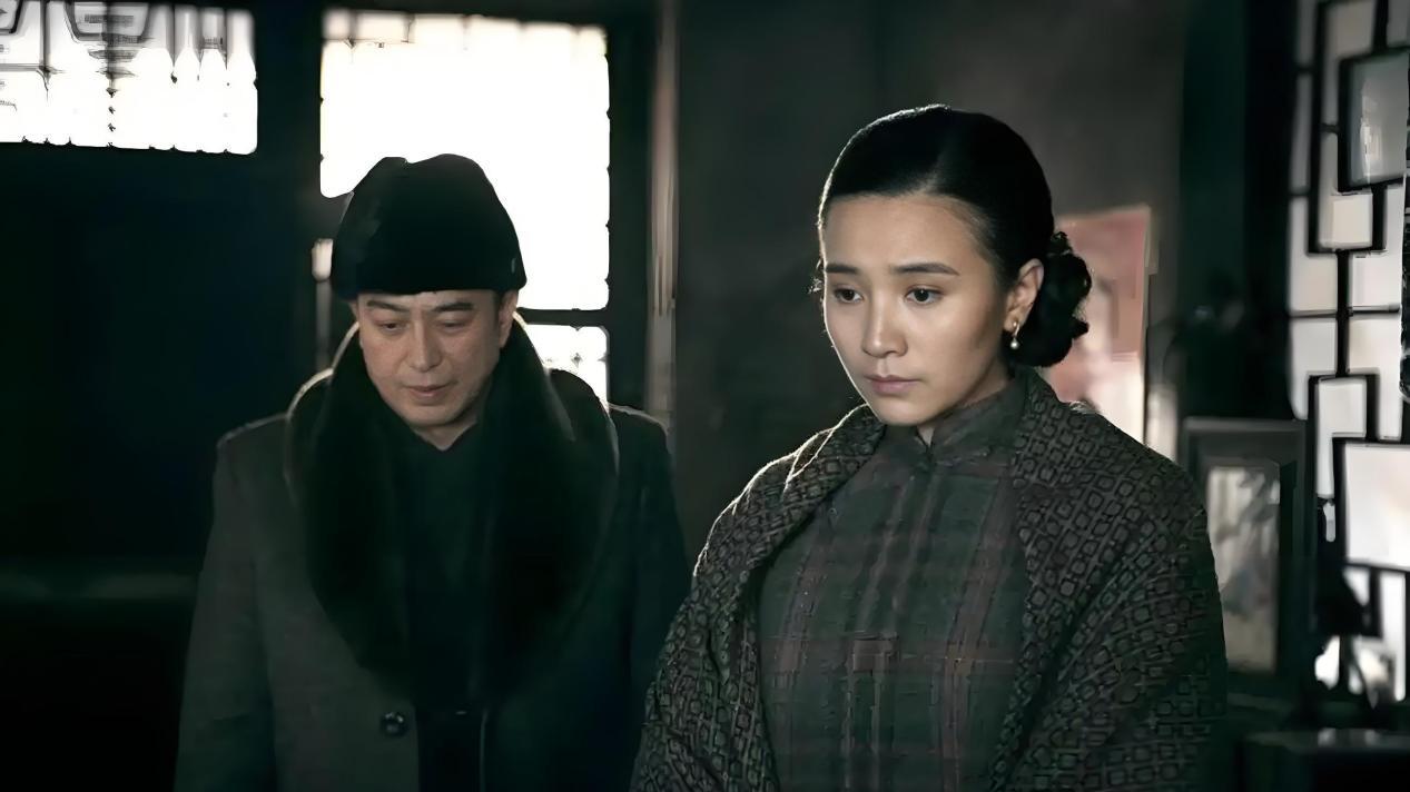 宋佳跟张嘉益拍《悬崖》，有一点不开心，那就是被他养得白白胖胖
