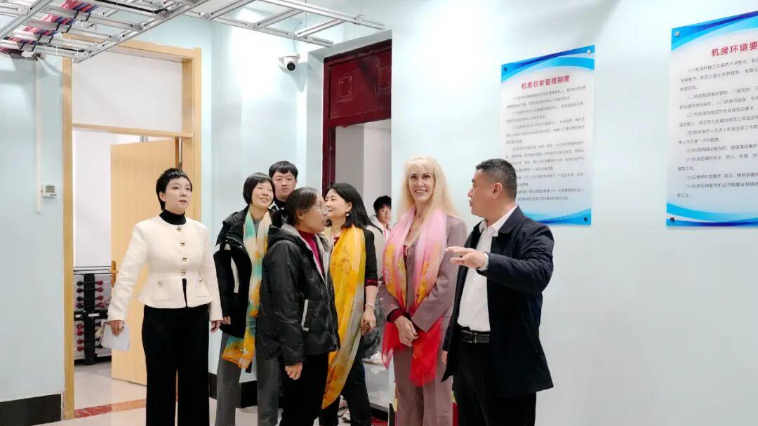 河北外国语学院与美国西崖大学签署合作协议