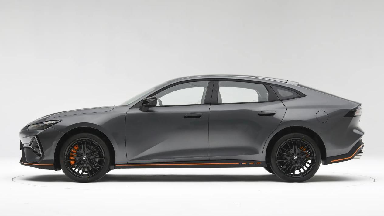 长安又一\爆款\！至高下调2.5万，溜背轿跑+电动尾翼，6.3秒破百