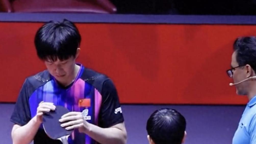 世乒赛惊现“凶器”牛皮袋！王楚钦球拍惨遭毒手，组委会被骂上热搜