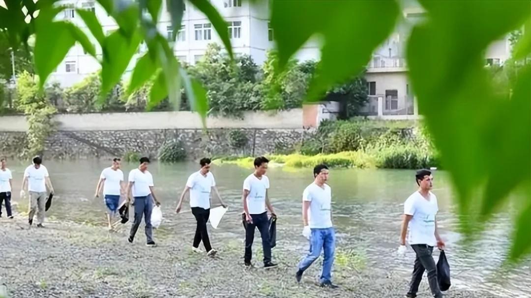 这个暑假学校不再安排巡河，教师暗松一口气，谁来看护孩子？