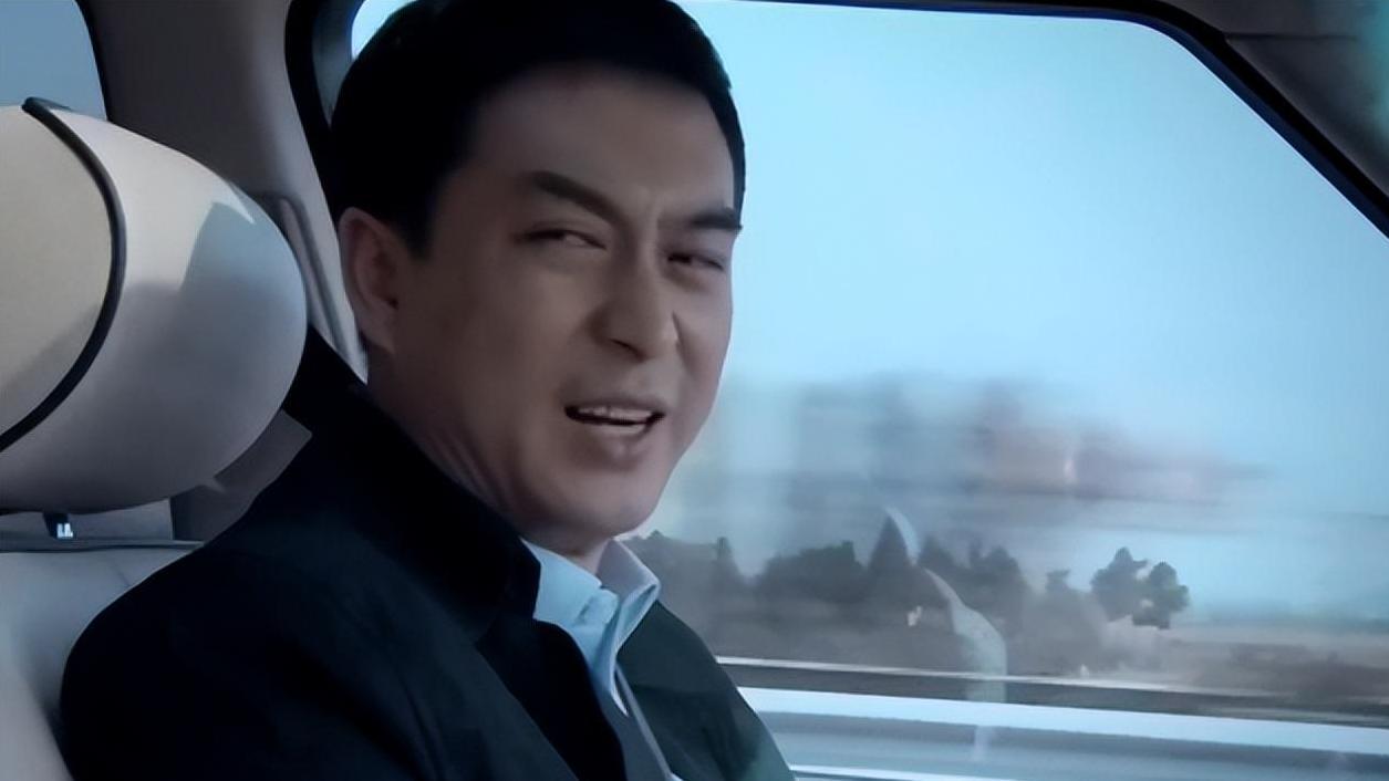 弟弟用给我妈的钱买房！在他的订婚宴上，我当场摔碎了碗