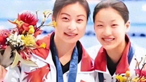 恩爱了23年，73岁开始衰老萎缩，47岁的伏明霞正绚烂如花