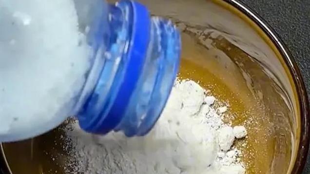 马桶黄渍厚又脏？只需一把这个撒进去，一冲就干净，超省钱！