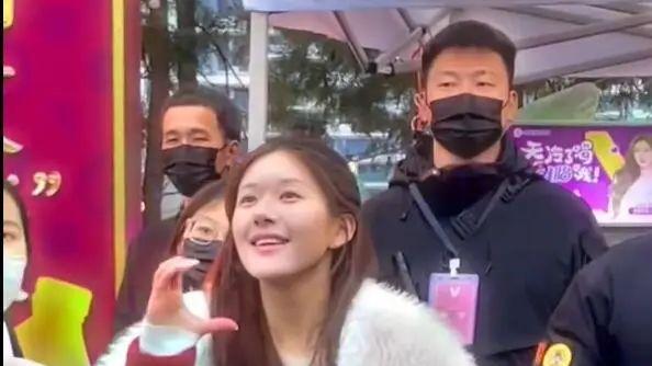 赵露思复工啦！红衣惊艳难掩拐杖，抽搐视频尽显坚韧