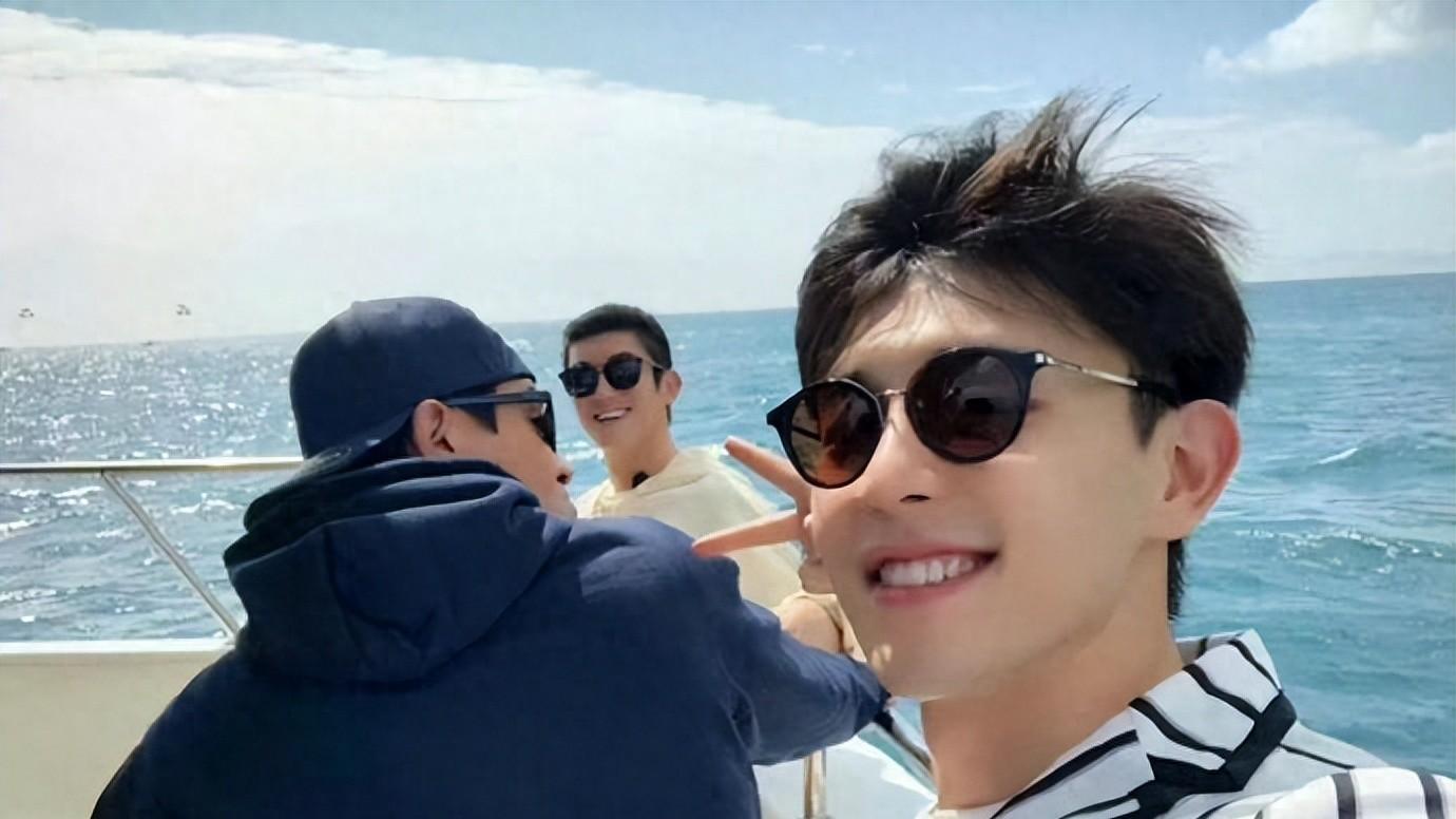 邓伦近照曝光，与小童星合影衣服起球星味全无，对比之前变化大