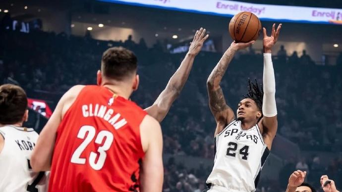 文班缺阵马刺仍4胜1负！福克斯狂轰37+6+8，阿夫迪亚空砍37+6+8