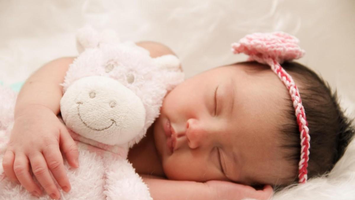 “出生哭”和“出生睡”的宝宝，有什么区别？这4点父母要清楚