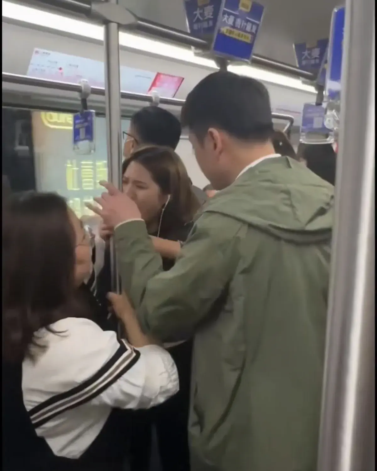 上海地铁事件反转，男的调查后把女的供出来，女的也被拘留啦！