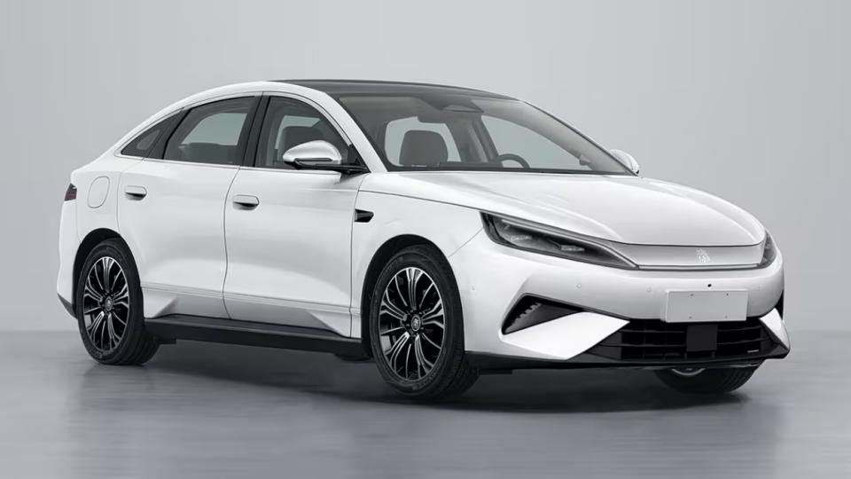 别再说国产车只会抄，现在轮到咱们定规矩了!