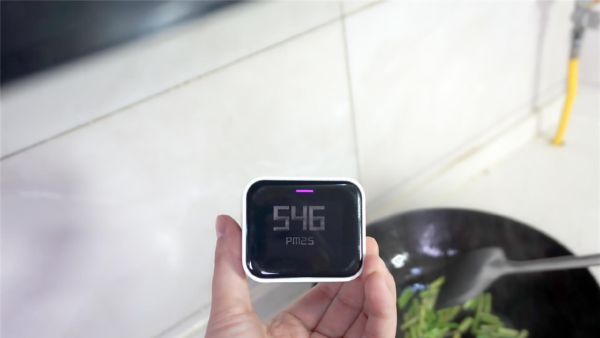 新旧对比明显！米家净烟机Pro爆炒辣椒也不怕，还能测PM2.5